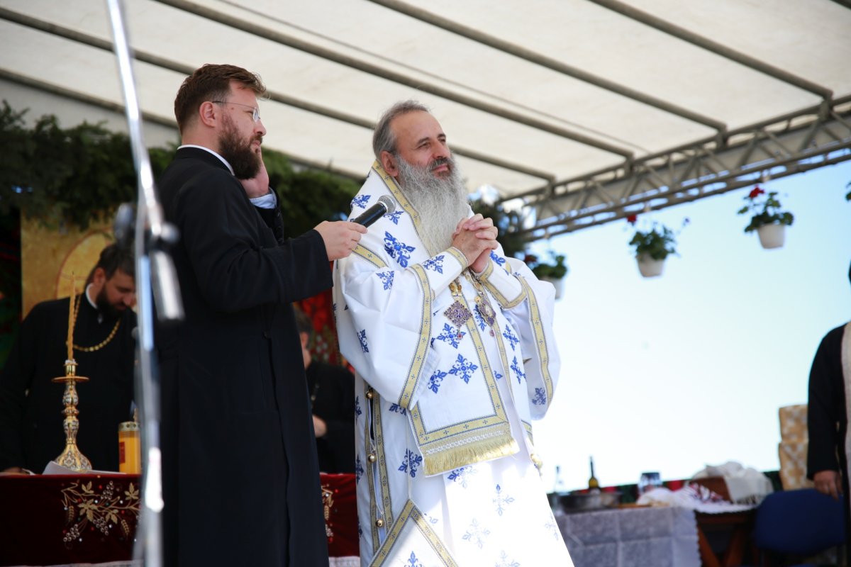 A fost sfințită biserica cimitirului din localitatea Valea Adâncă 150102