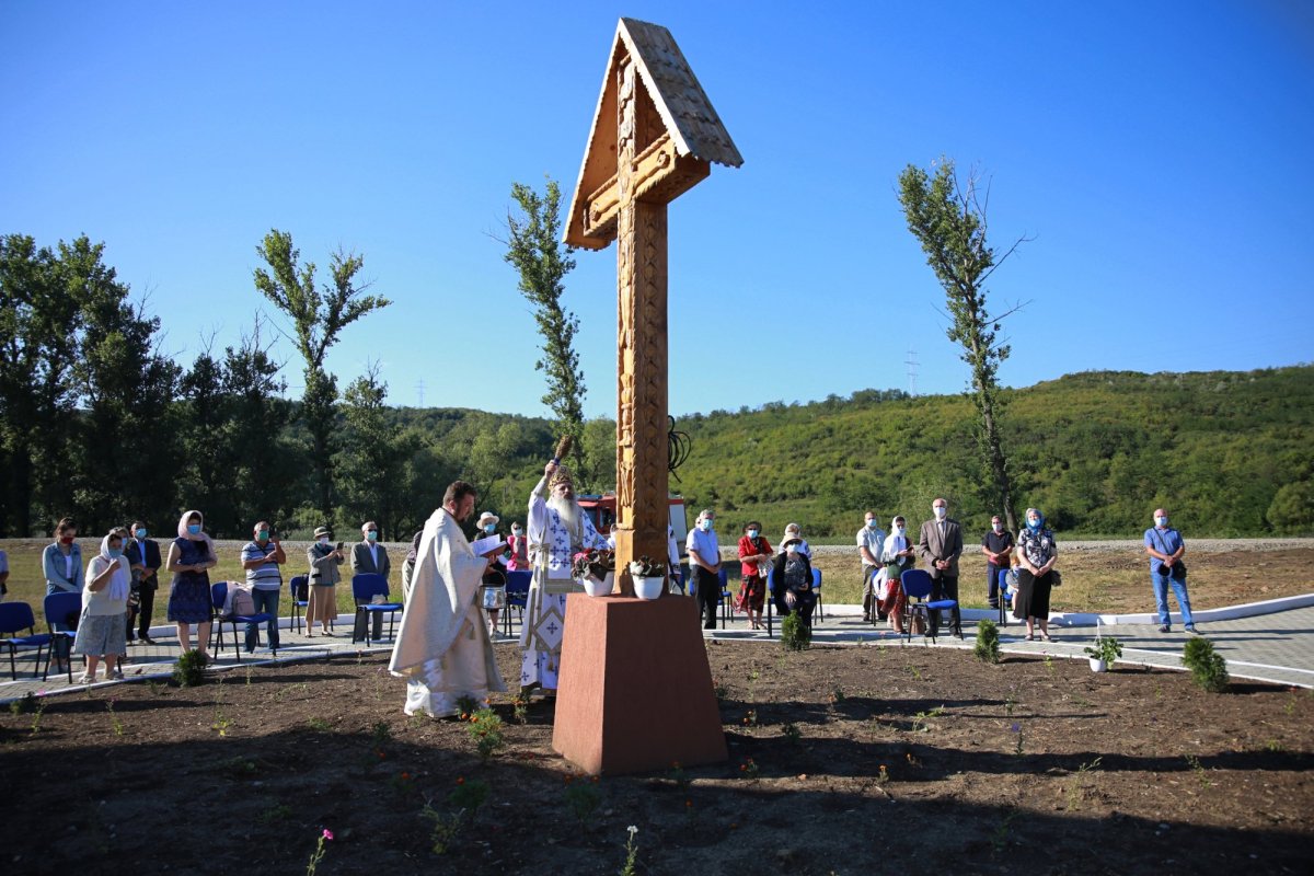 A fost sfințită biserica cimitirului din localitatea Valea Adâncă 150103