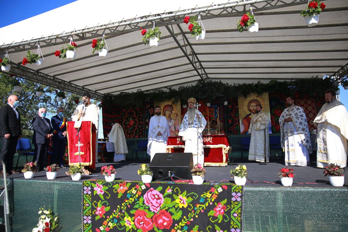 A fost sfințită biserica cimitirului din localitatea Valea Adâncă 150104