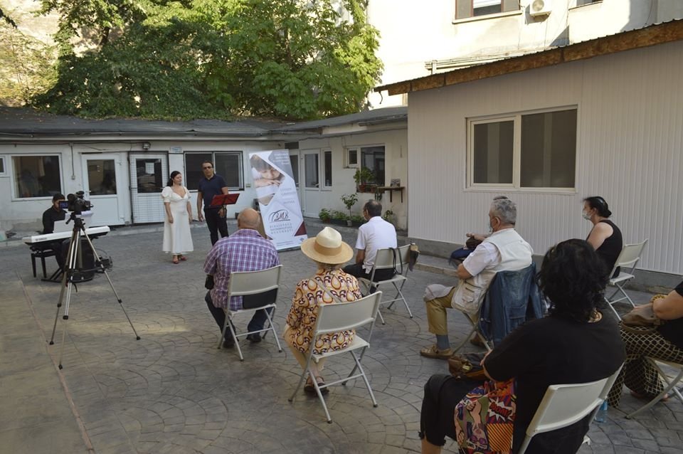 Opera la Bibliotecă 150133