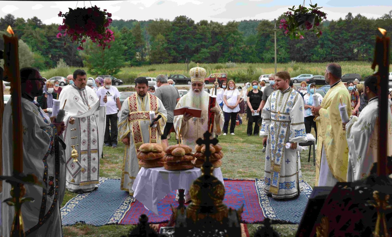 Slujire arhierească și pomenire la Crainici, județul Mehedinți  150086