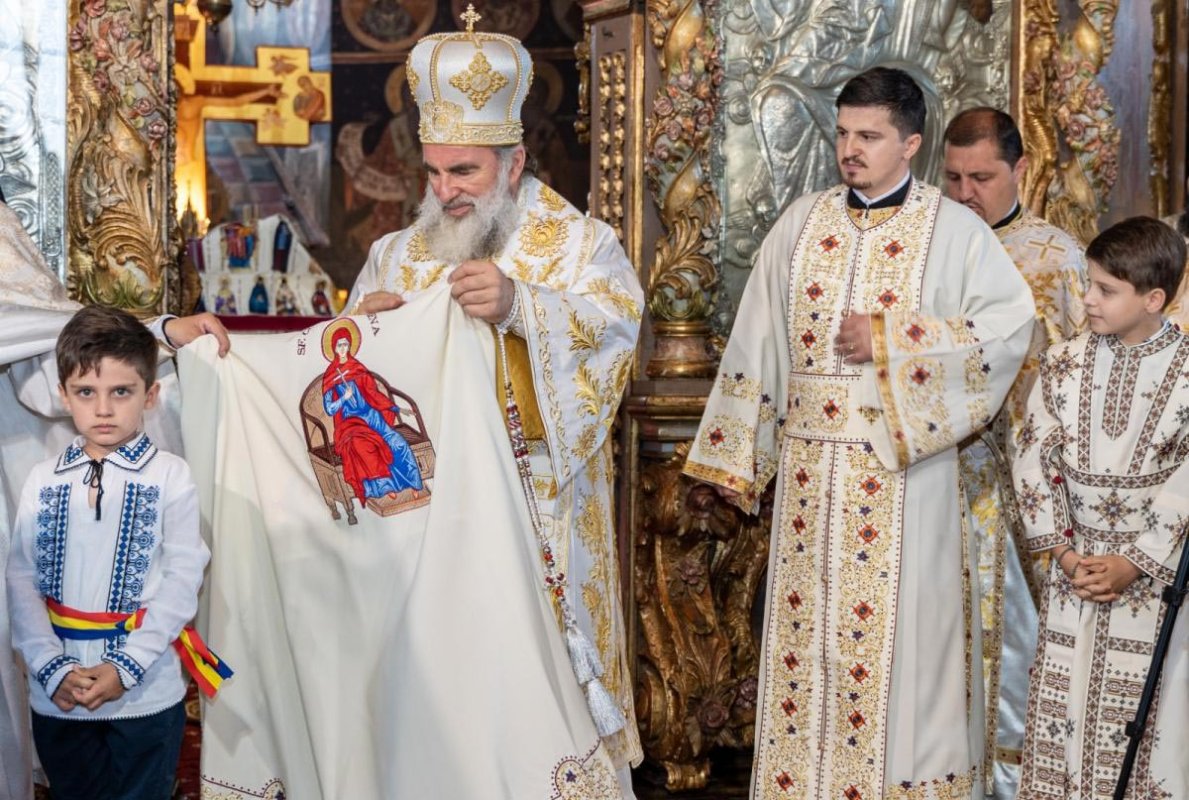 Liturghie şi hirotonie la Catedrala Arhiepiscopală din Roman 150375