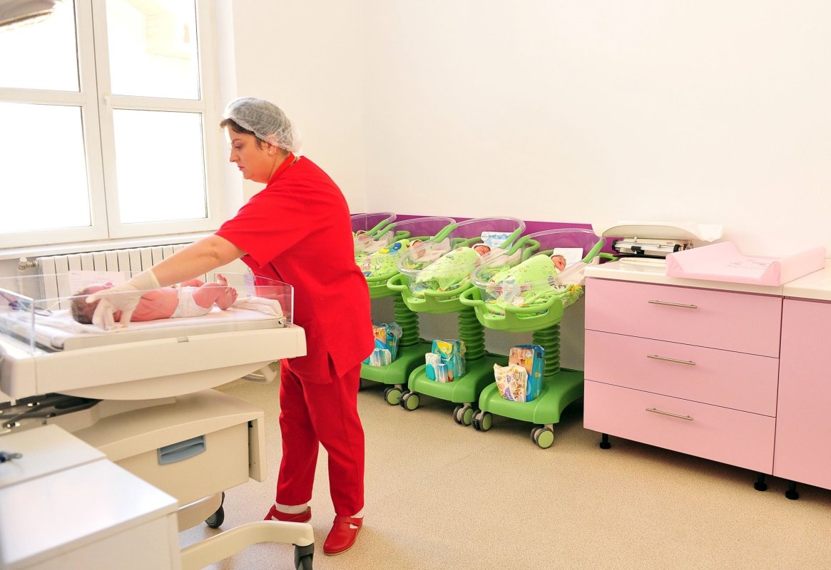 INS: Se nasc tot mai puţini copii 150616