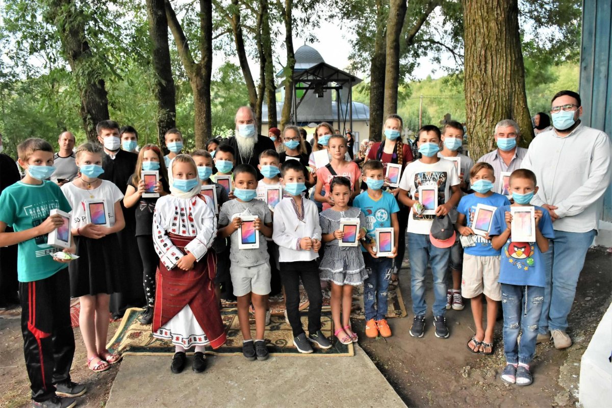 Tablete pentru 100 de elevi din Episcopia Huşilor 150724