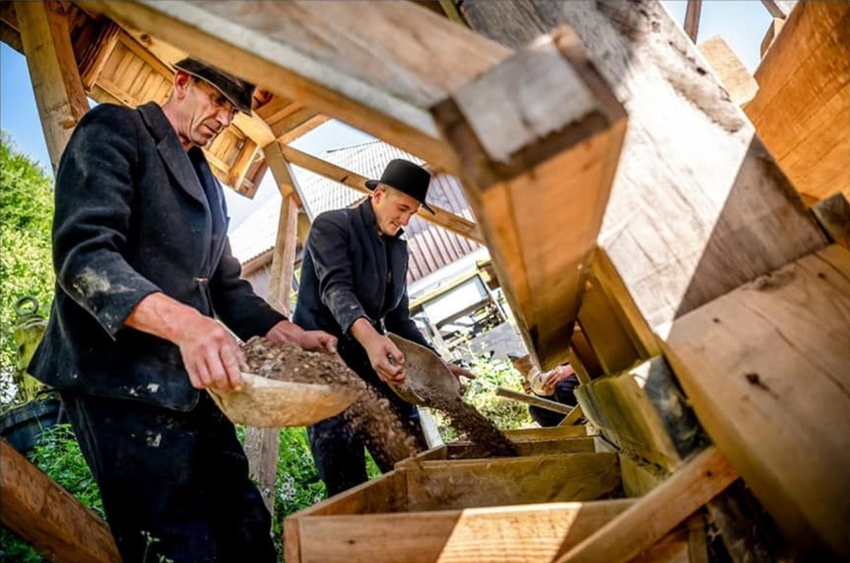 Expoziţie fotografică dedicată aurarilor din Apuseni  150969