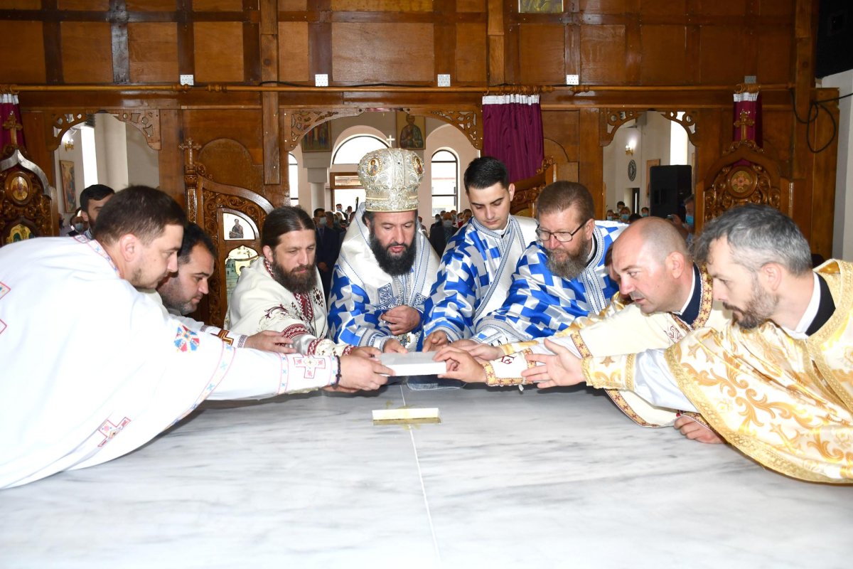 O nouă poartă a cerului în parohia severineană Măureni 151014