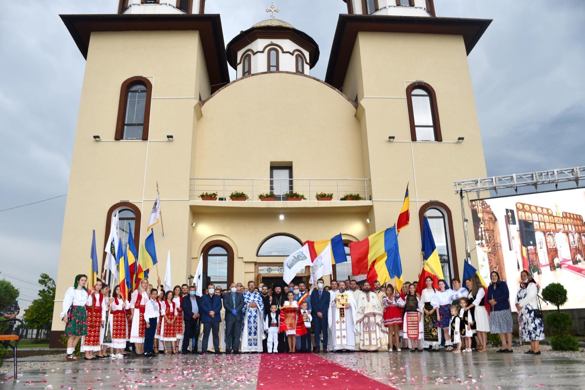 O nouă poartă a cerului în parohia severineană Măureni 151015
