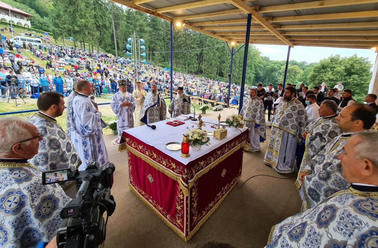 Sărbătoare la mănăstirile clujene de la Nicula şi Mărişel 151010