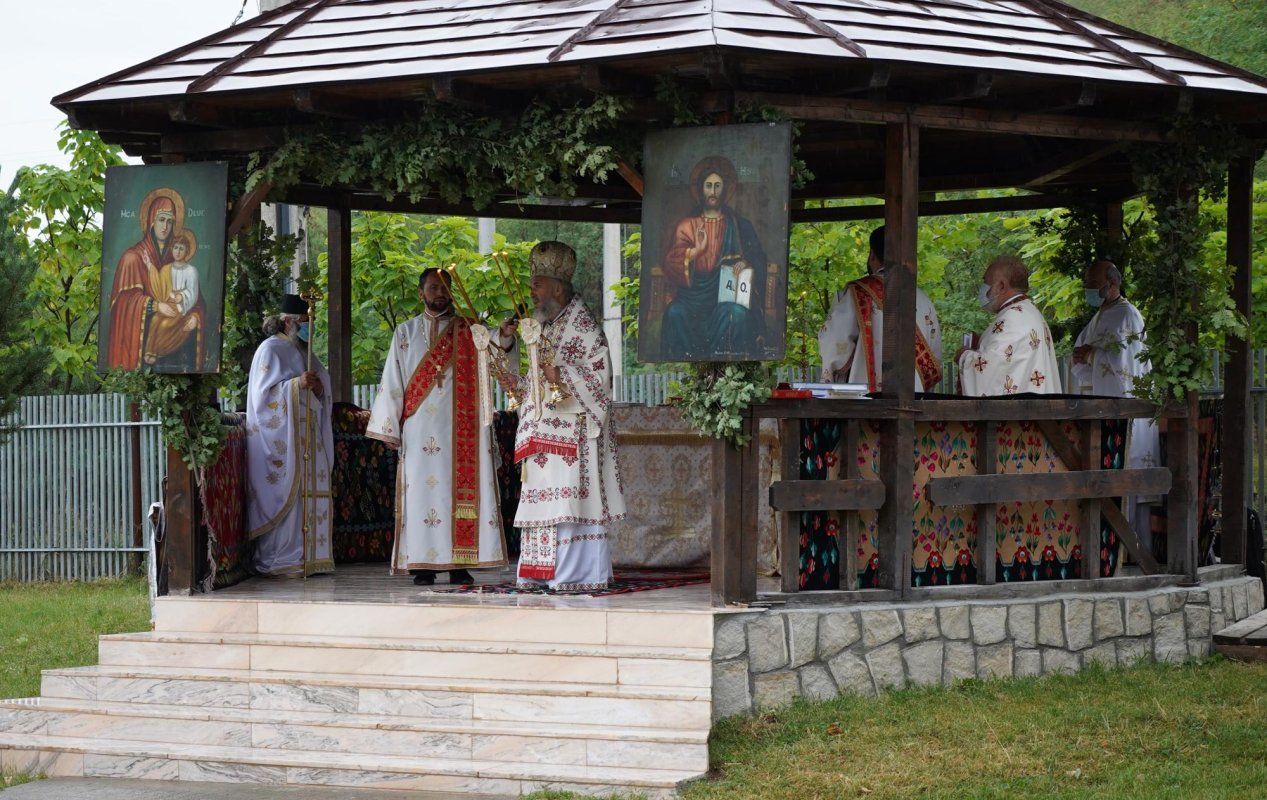 Sărbătoare luminoasă la Mănăstirea Cârlomăneşti din judeţul Galaţi 150996