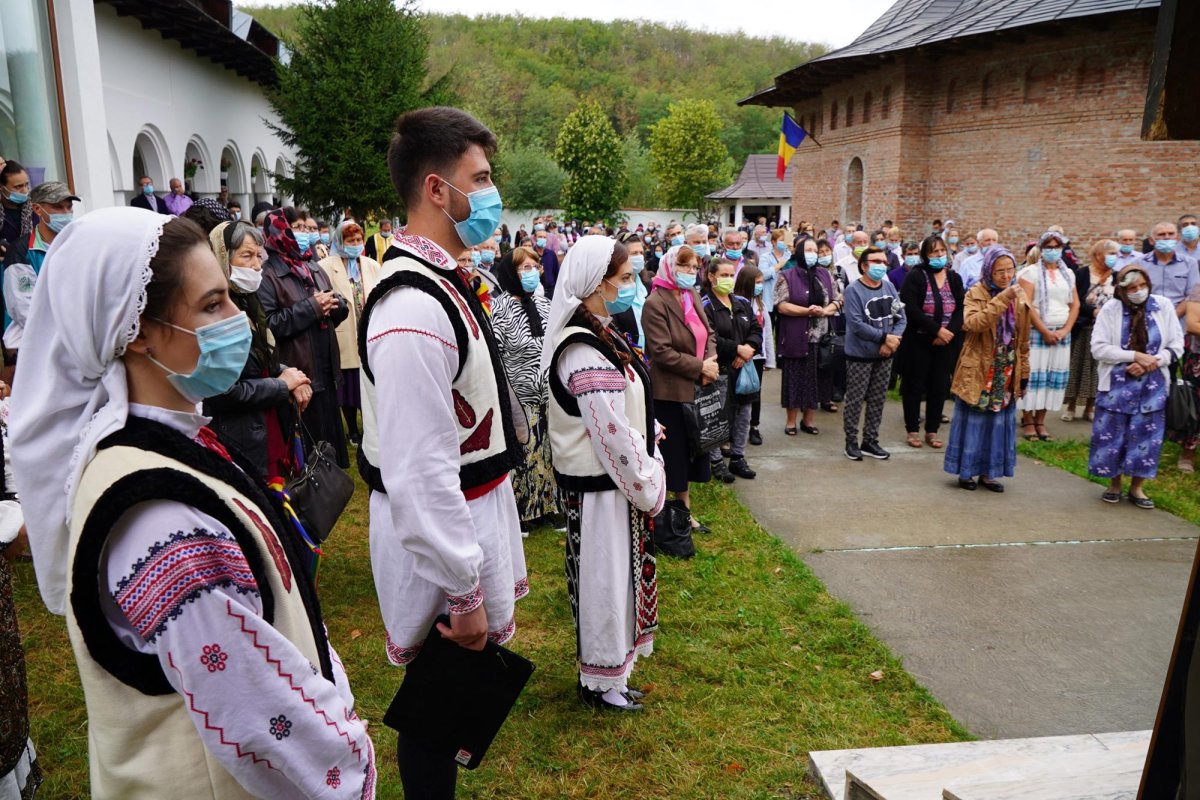 Sărbătoare luminoasă la Mănăstirea Cârlomăneşti din judeţul Galaţi 150997