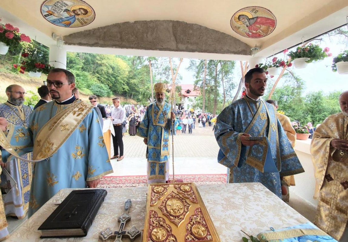 Slujiri arhiereşti la aşezăminte monahale mureşene 151013