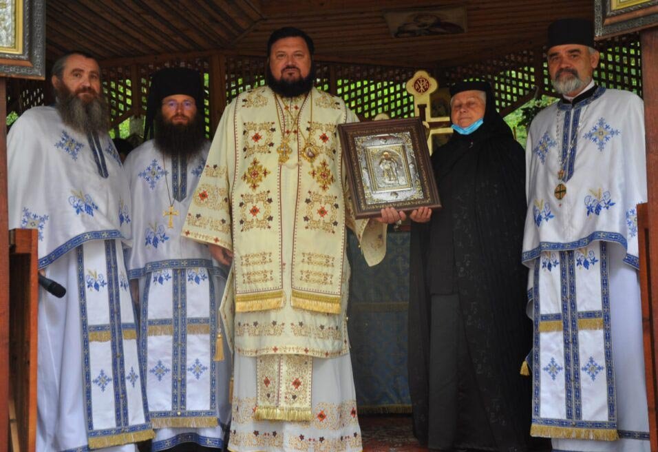 Liturghie arhierească şi târnosire în Episcopia Sălajului 151135