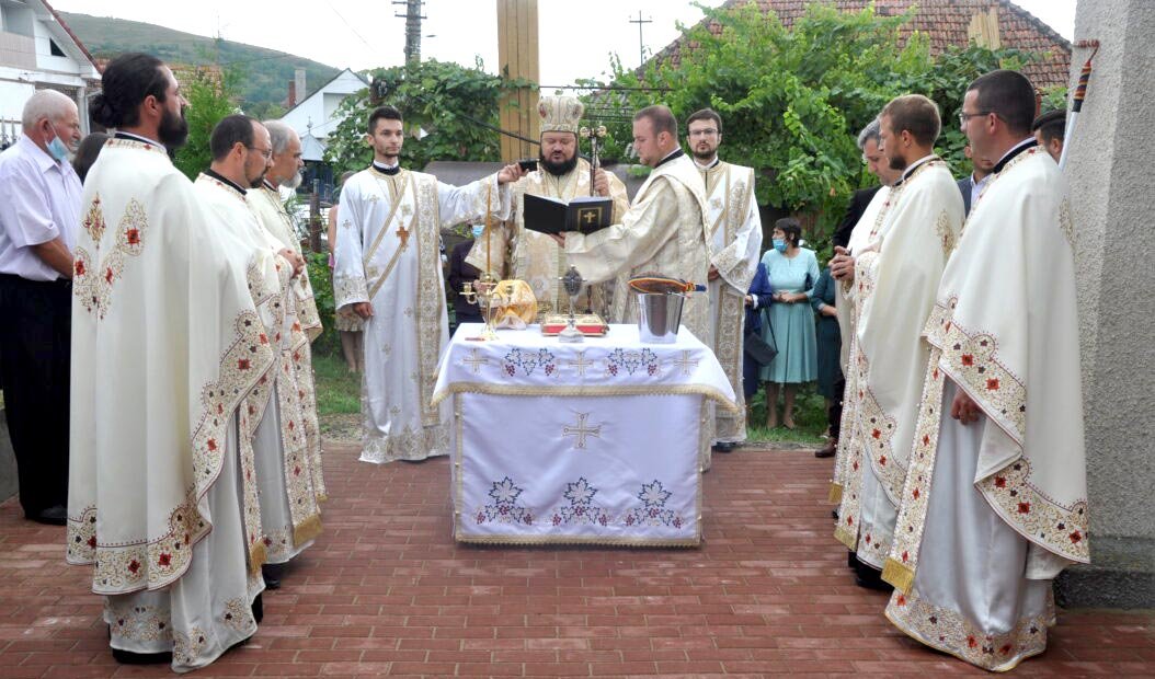 Liturghie arhierească şi târnosire în Episcopia Sălajului 151136