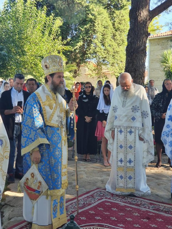 Slujiri arhiereşti în diasporă la praznicul Adormirii Maicii Domnului 151179