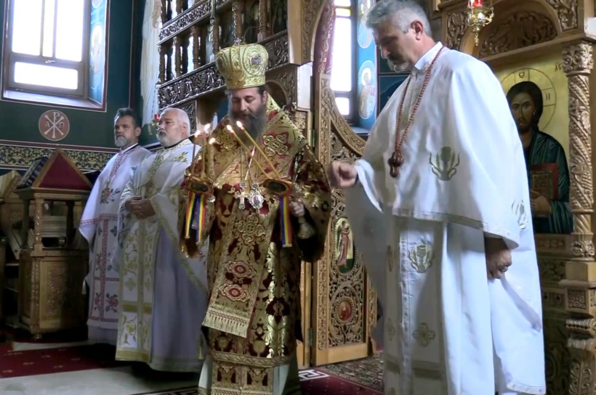 Slujiri arhiereşti în diasporă la praznicul Adormirii Maicii Domnului 151181