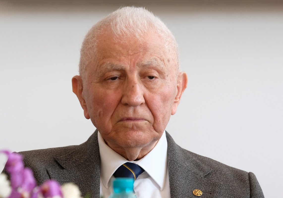 Academicianul Emilian Popescu - creștinul riguros și evlavios  151518