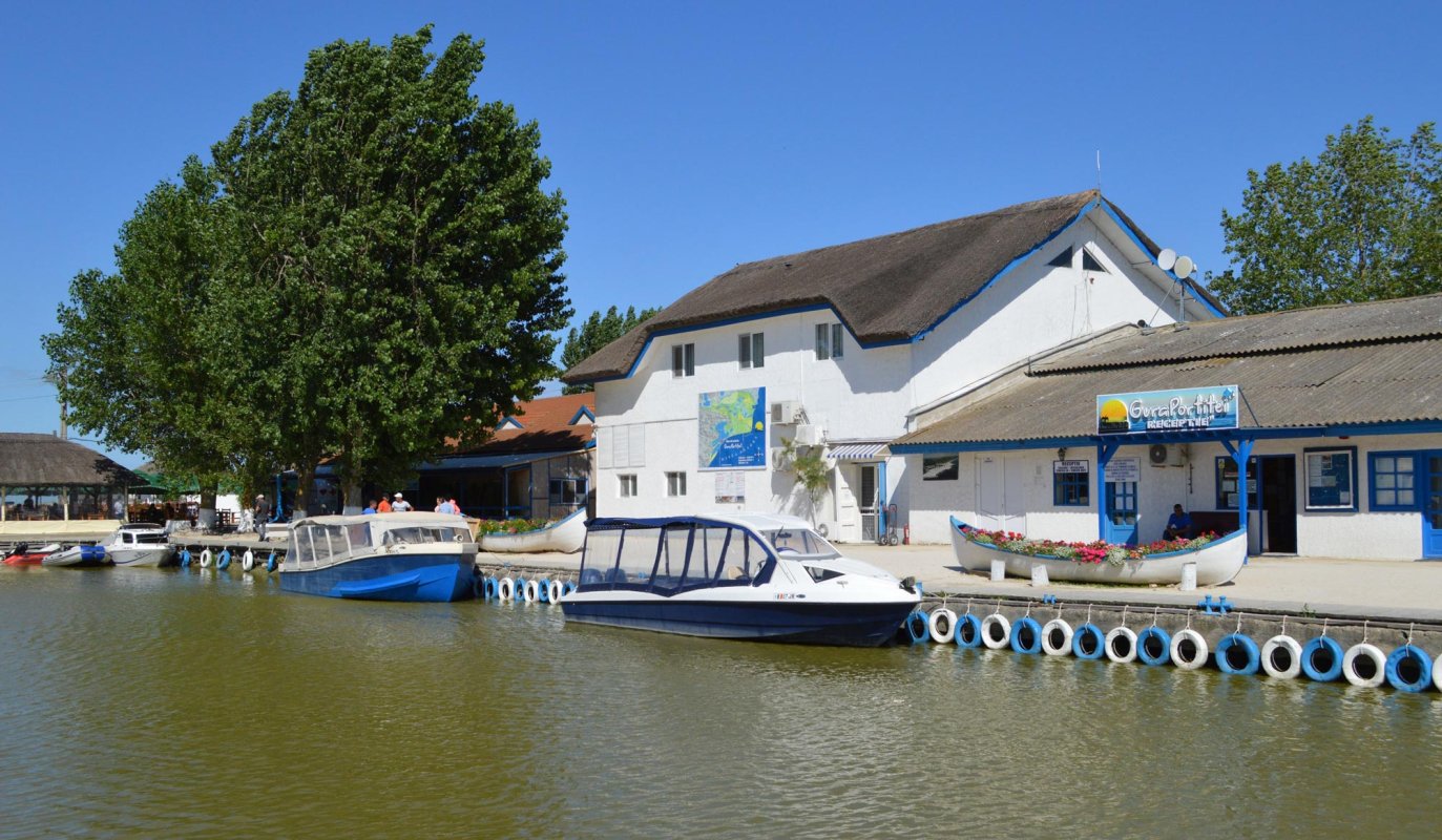 Numărul turiştilor a scăzut aproape la jumătate 151913