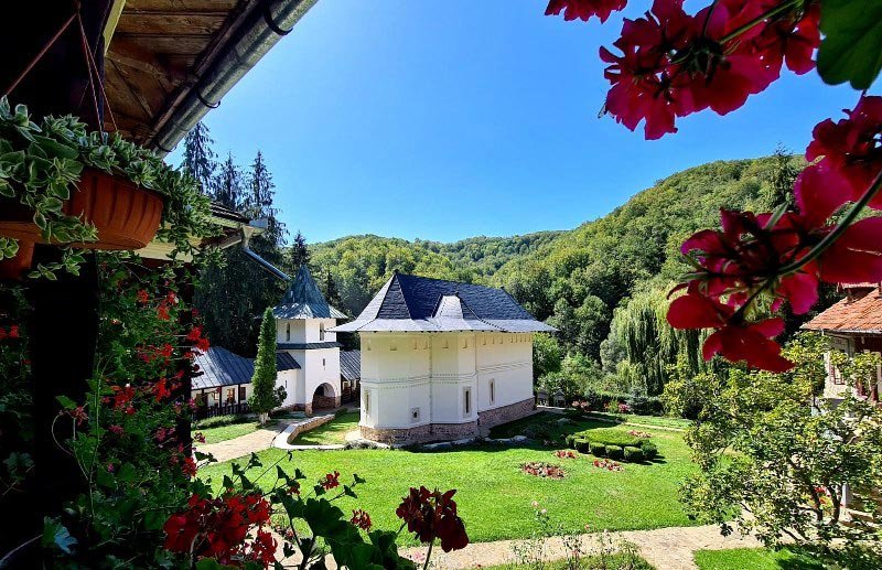 Slujire arhierească la Mănăstirea Robaia din județul Argeș 151886