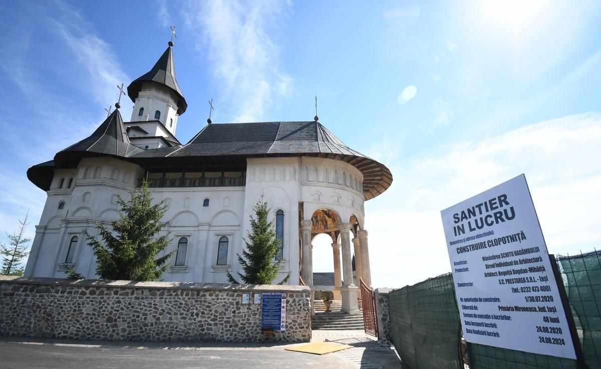 O nouă clopotniţă la Mănăstirea Hadâmbu 152002