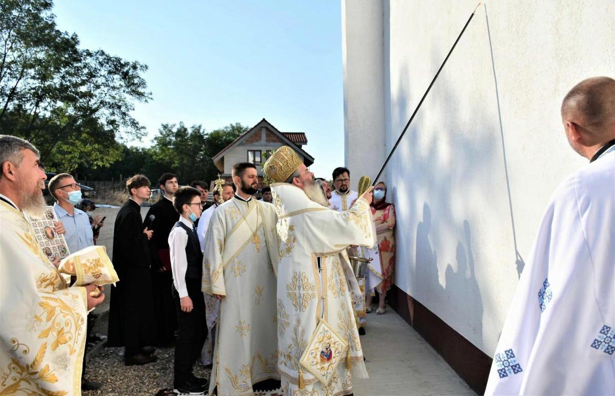 Au fost sfinţite două biserici din Episcopia Huşilor 152200