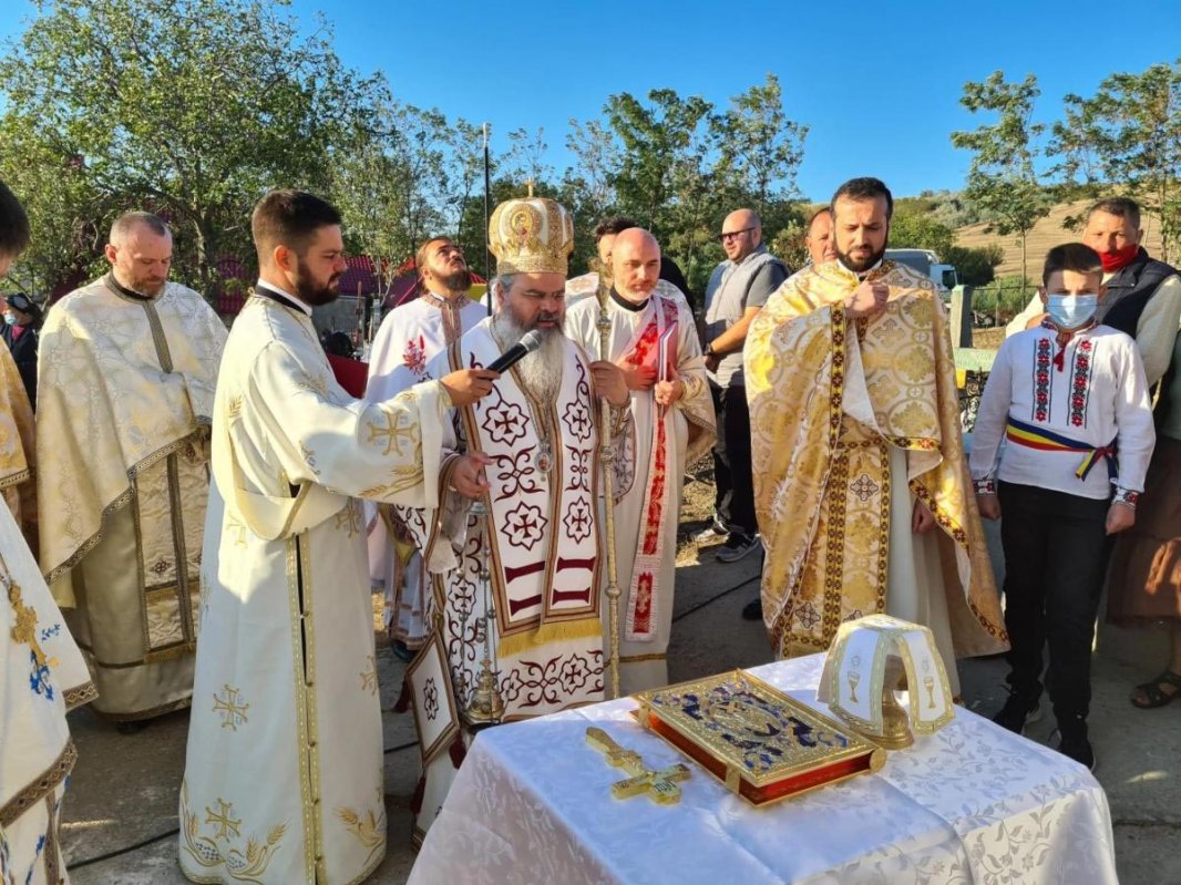 Au fost sfinţite două biserici din Episcopia Huşilor 152201