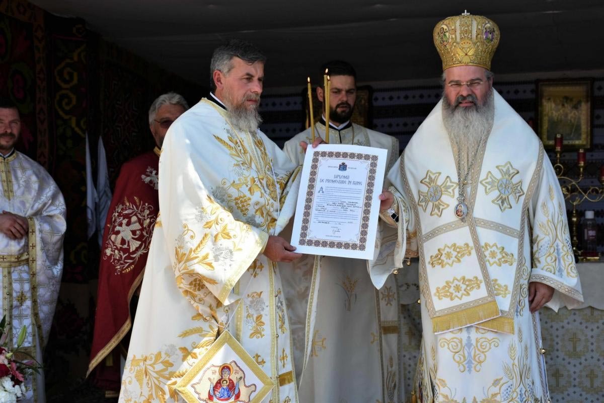 Au fost sfinţite două biserici din Episcopia Huşilor 152202