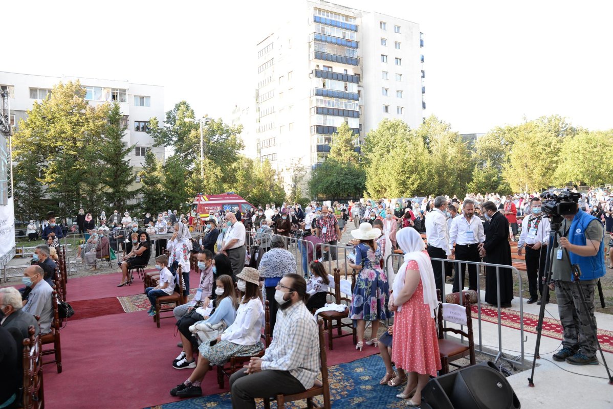 Paraclisul Parohiei „Sfinții Trei Ierarhi” din Ploiești a fost sfințit 152549