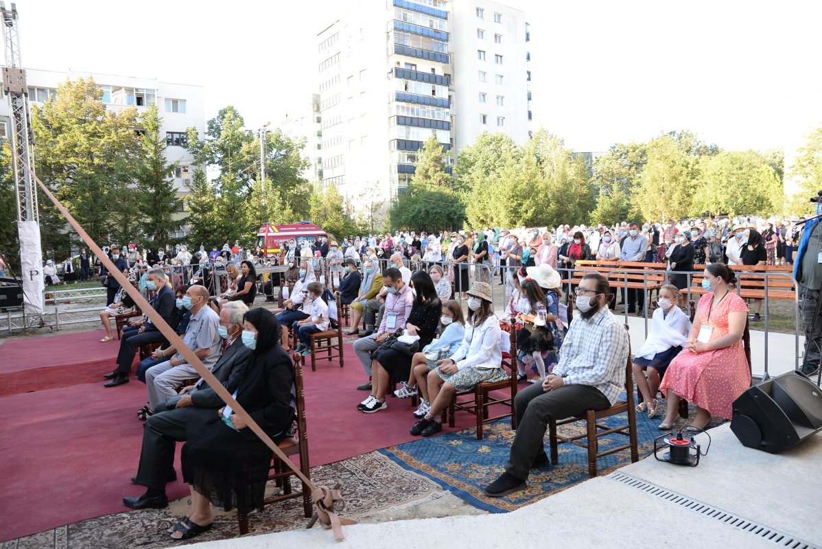 Paraclisul Parohiei „Sfinții Trei Ierarhi” din Ploiești a fost sfințit 152550