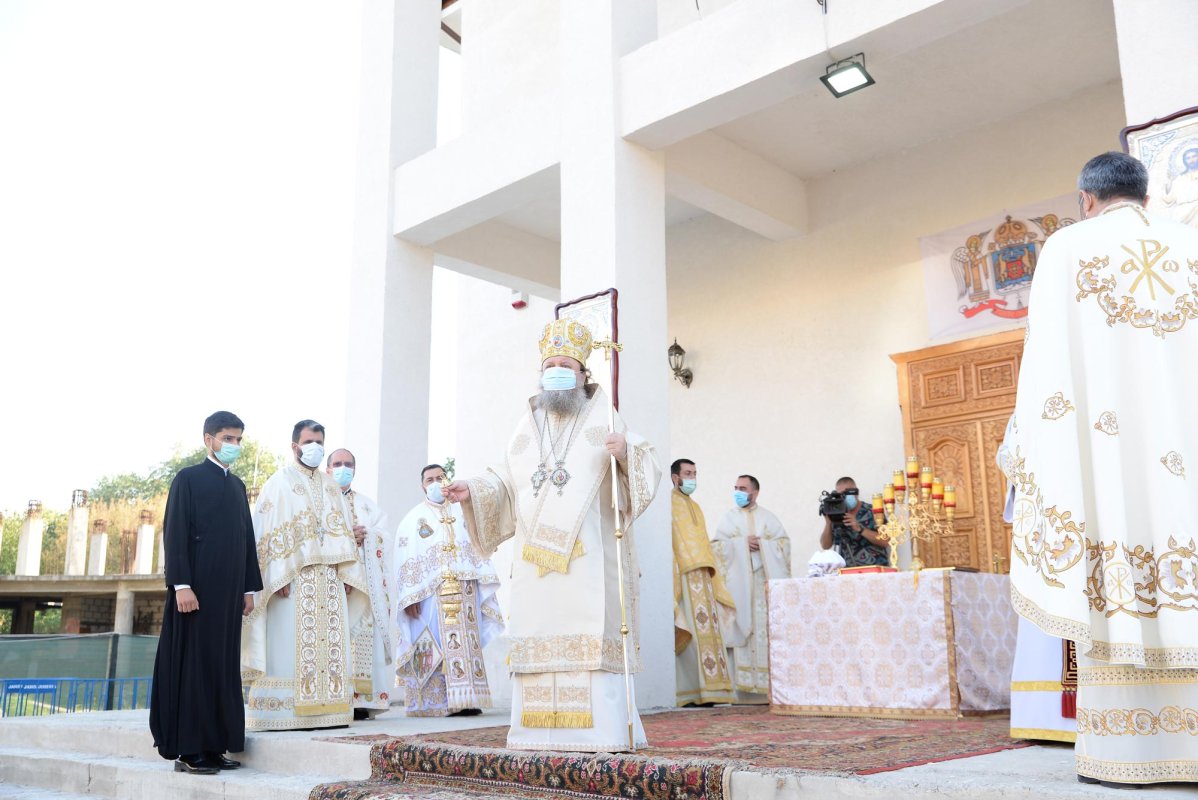 Paraclisul Parohiei „Sfinții Trei Ierarhi” din Ploiești a fost sfințit 152552