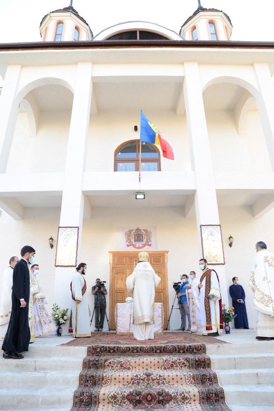 Paraclisul Parohiei „Sfinții Trei Ierarhi” din Ploiești a fost sfințit 152553