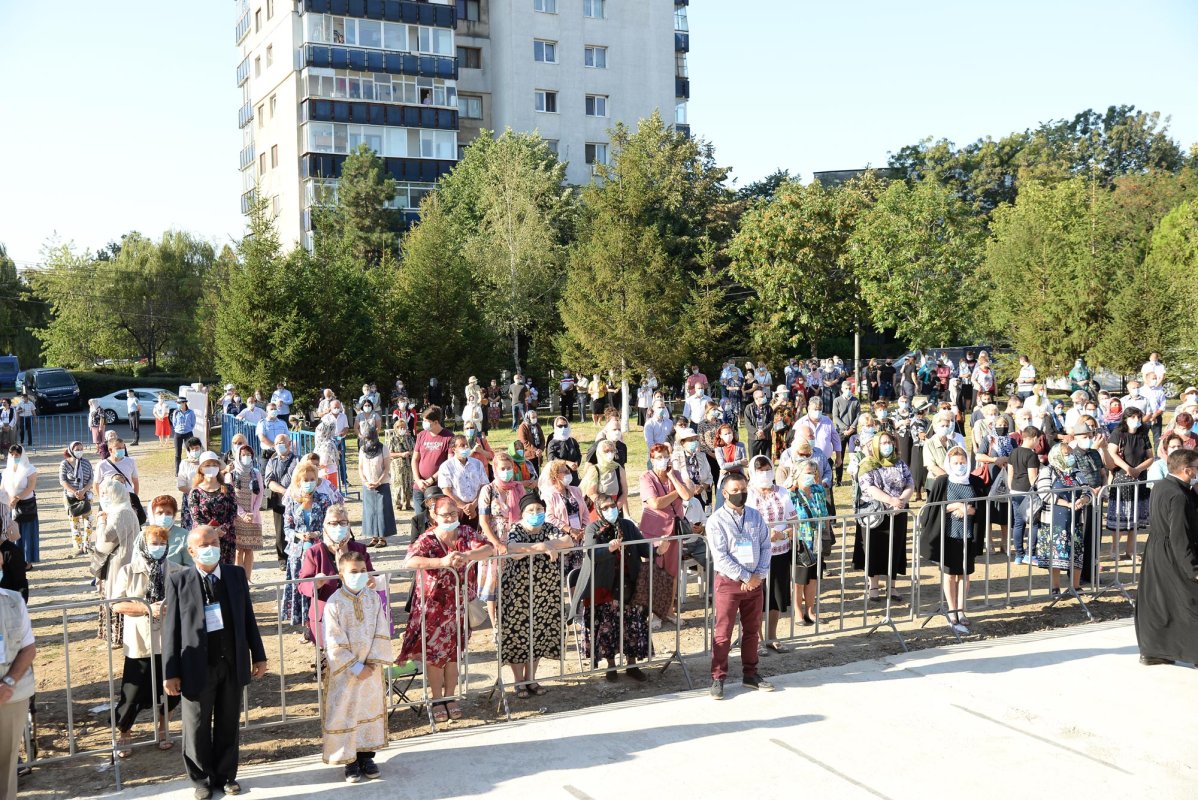 Paraclisul Parohiei „Sfinții Trei Ierarhi” din Ploiești a fost sfințit 152554