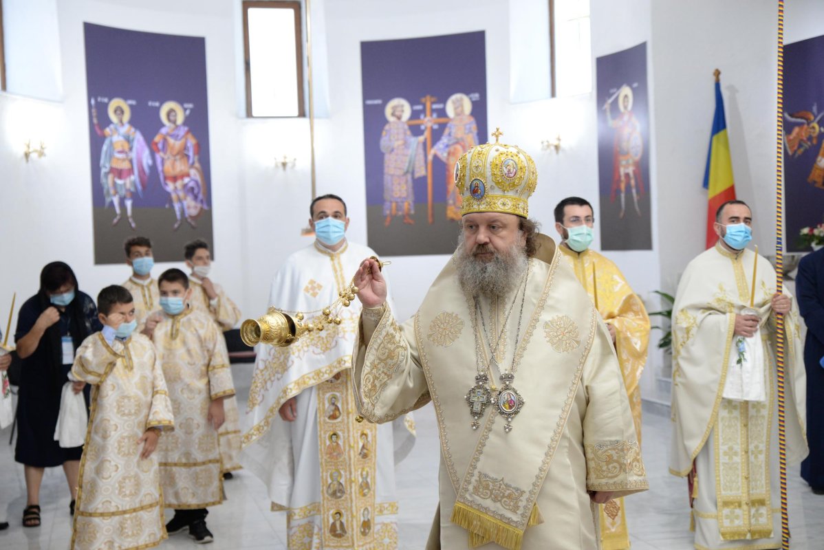 Paraclisul Parohiei „Sfinții Trei Ierarhi” din Ploiești a fost sfințit 152564