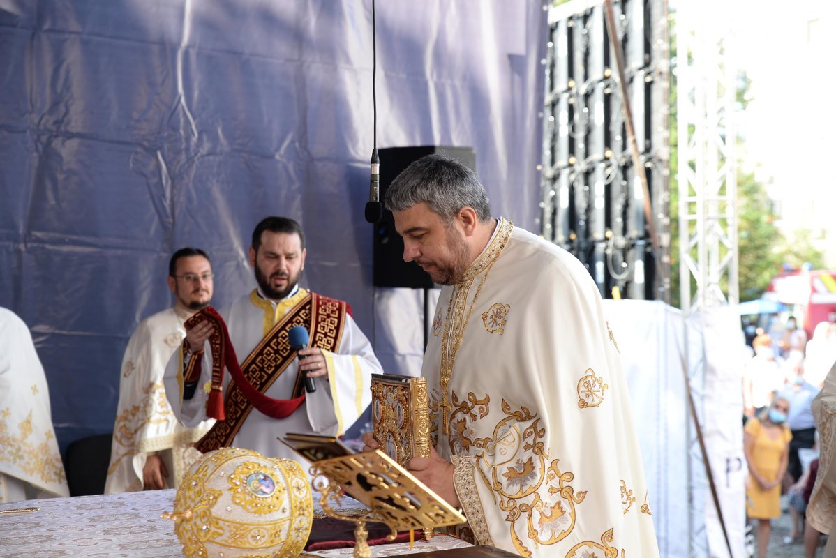 Paraclisul Parohiei „Sfinții Trei Ierarhi” din Ploiești a fost sfințit 152571