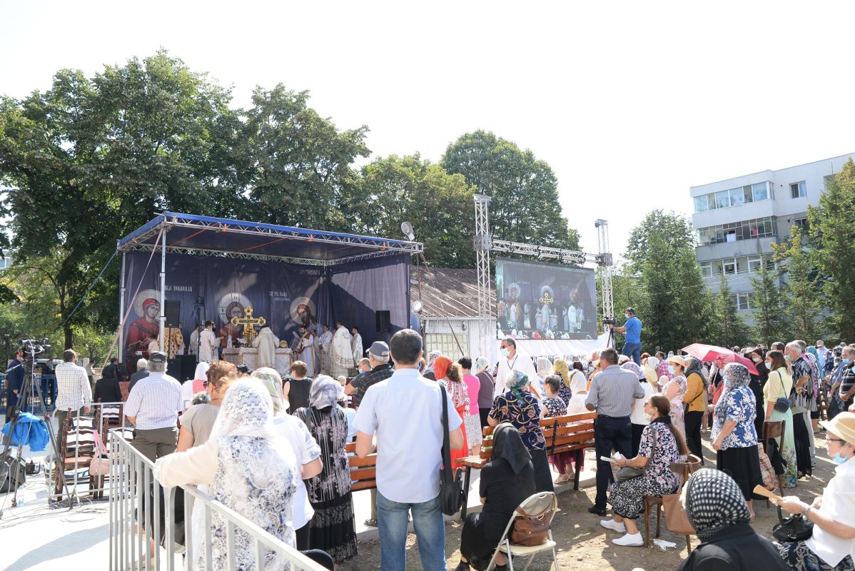 Paraclisul Parohiei „Sfinții Trei Ierarhi” din Ploiești a fost sfințit 152574