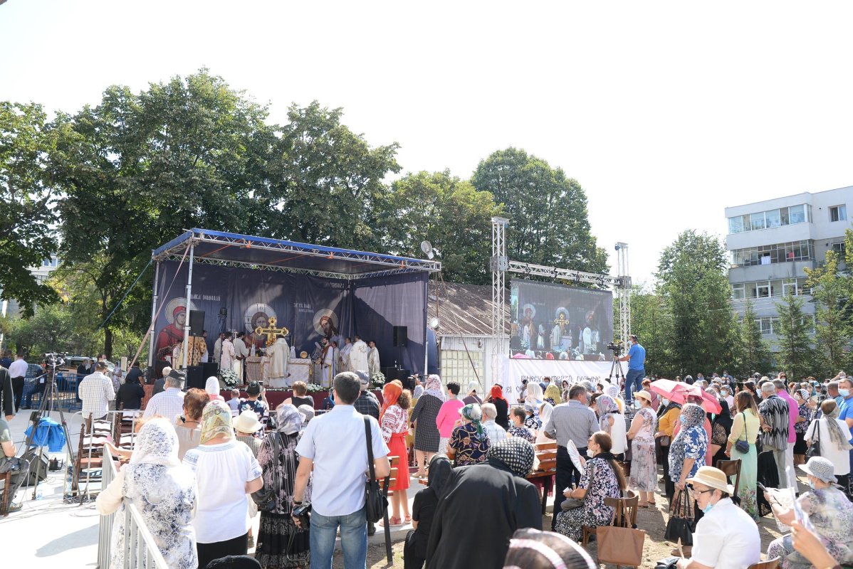 Paraclisul Parohiei „Sfinții Trei Ierarhi” din Ploiești a fost sfințit 152575