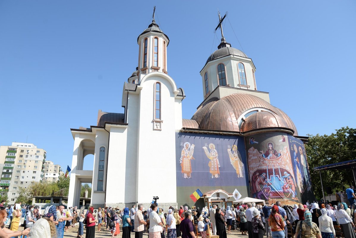 Paraclisul Parohiei „Sfinții Trei Ierarhi” din Ploiești a fost sfințit 152576