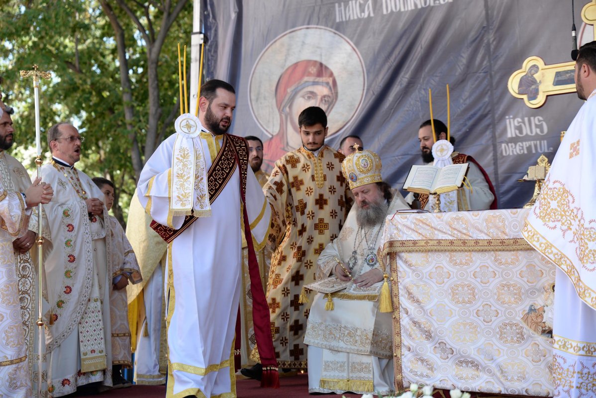 Paraclisul Parohiei „Sfinții Trei Ierarhi” din Ploiești a fost sfințit 152580