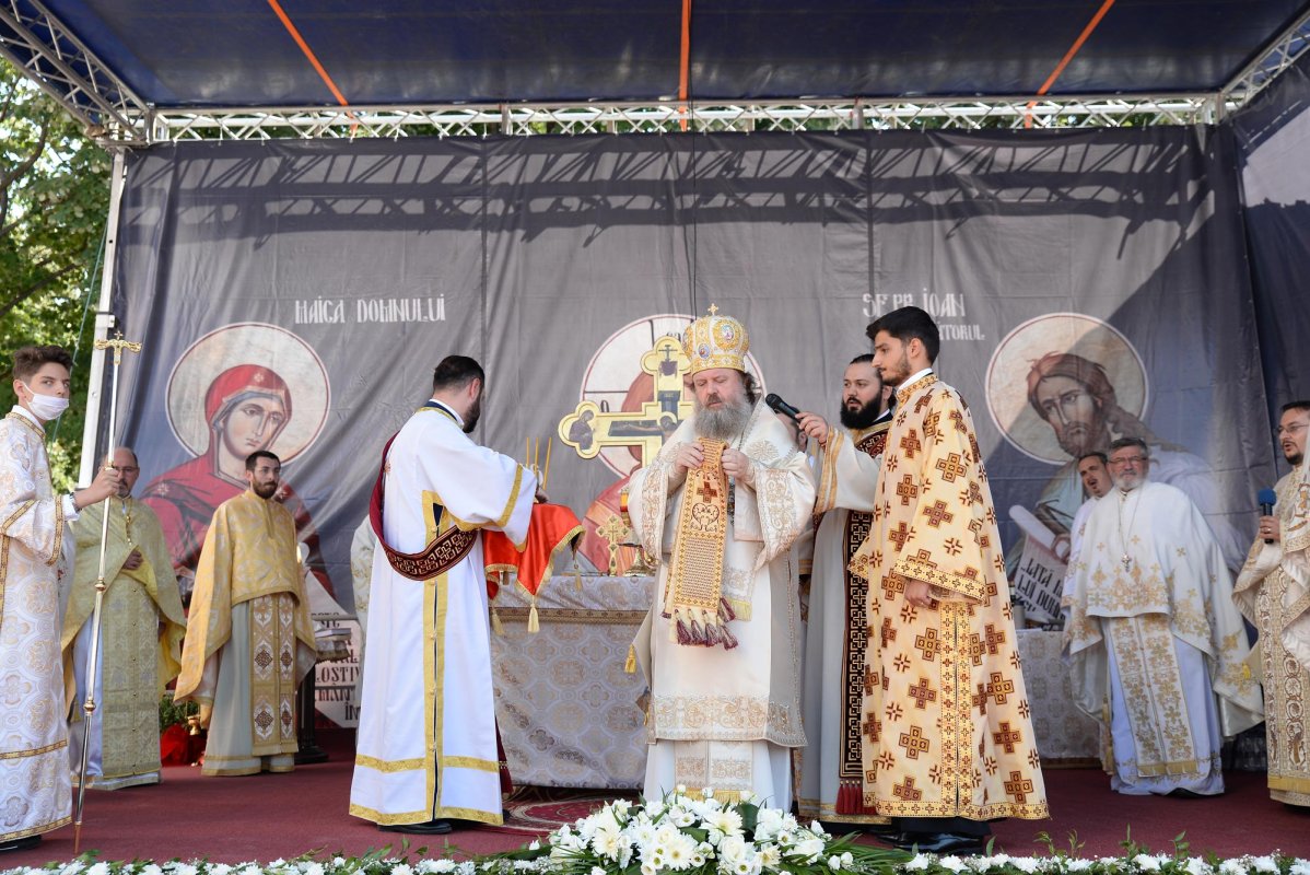 Paraclisul Parohiei „Sfinții Trei Ierarhi” din Ploiești a fost sfințit 152581