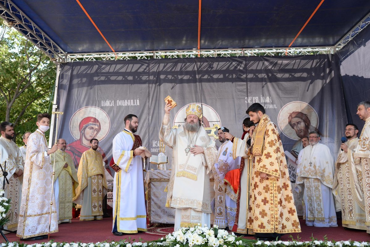 Paraclisul Parohiei „Sfinții Trei Ierarhi” din Ploiești a fost sfințit 152583