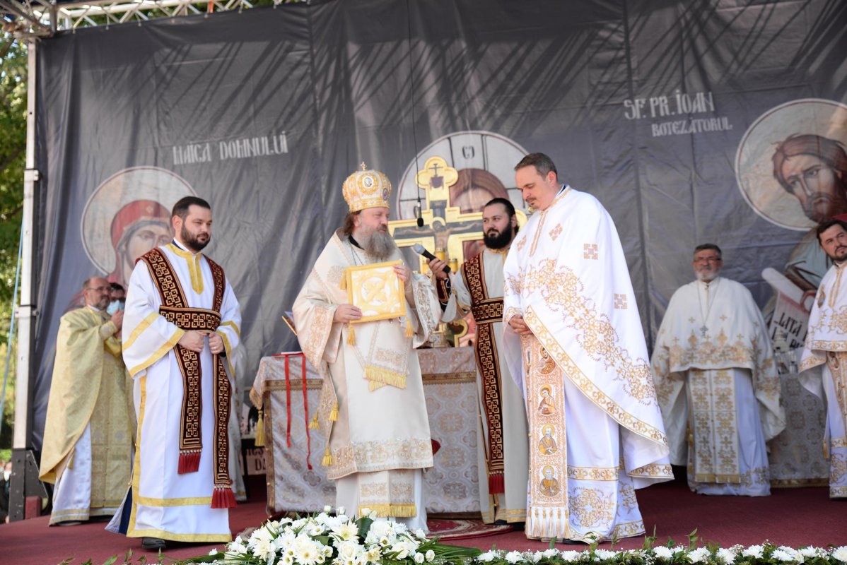 Paraclisul Parohiei „Sfinții Trei Ierarhi” din Ploiești a fost sfințit 152584