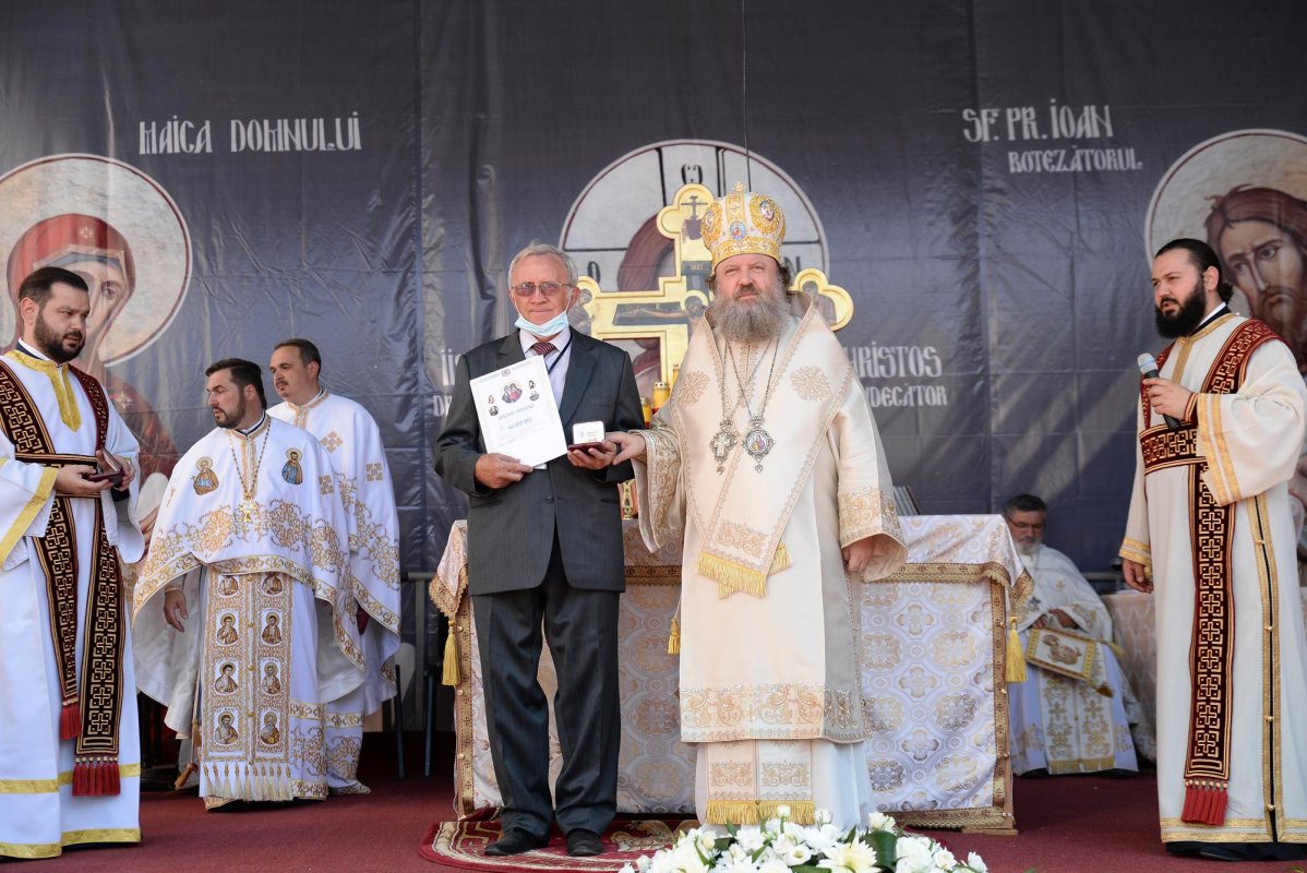 Paraclisul Parohiei „Sfinții Trei Ierarhi” din Ploiești a fost sfințit 152590