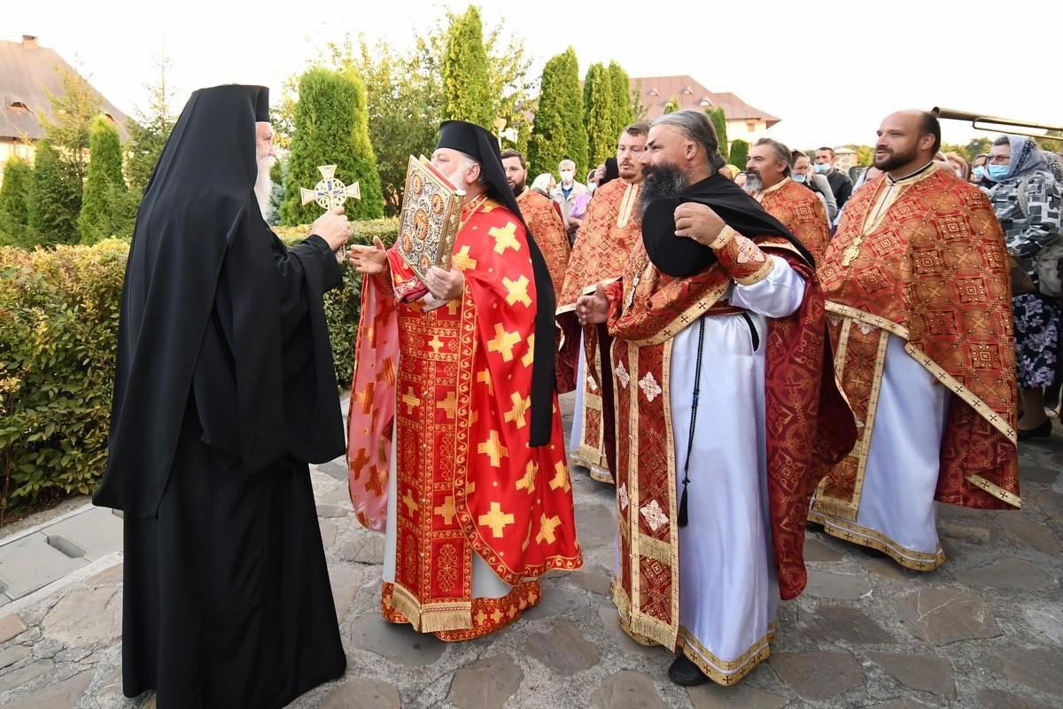 Mii de pelerini pe „Drumul Crucii” de la Mănăstirea Hadâmbu 152665