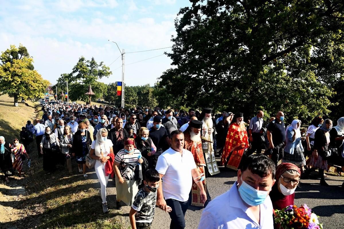 Mii de pelerini pe „Drumul Crucii” de la Mănăstirea Hadâmbu 152666