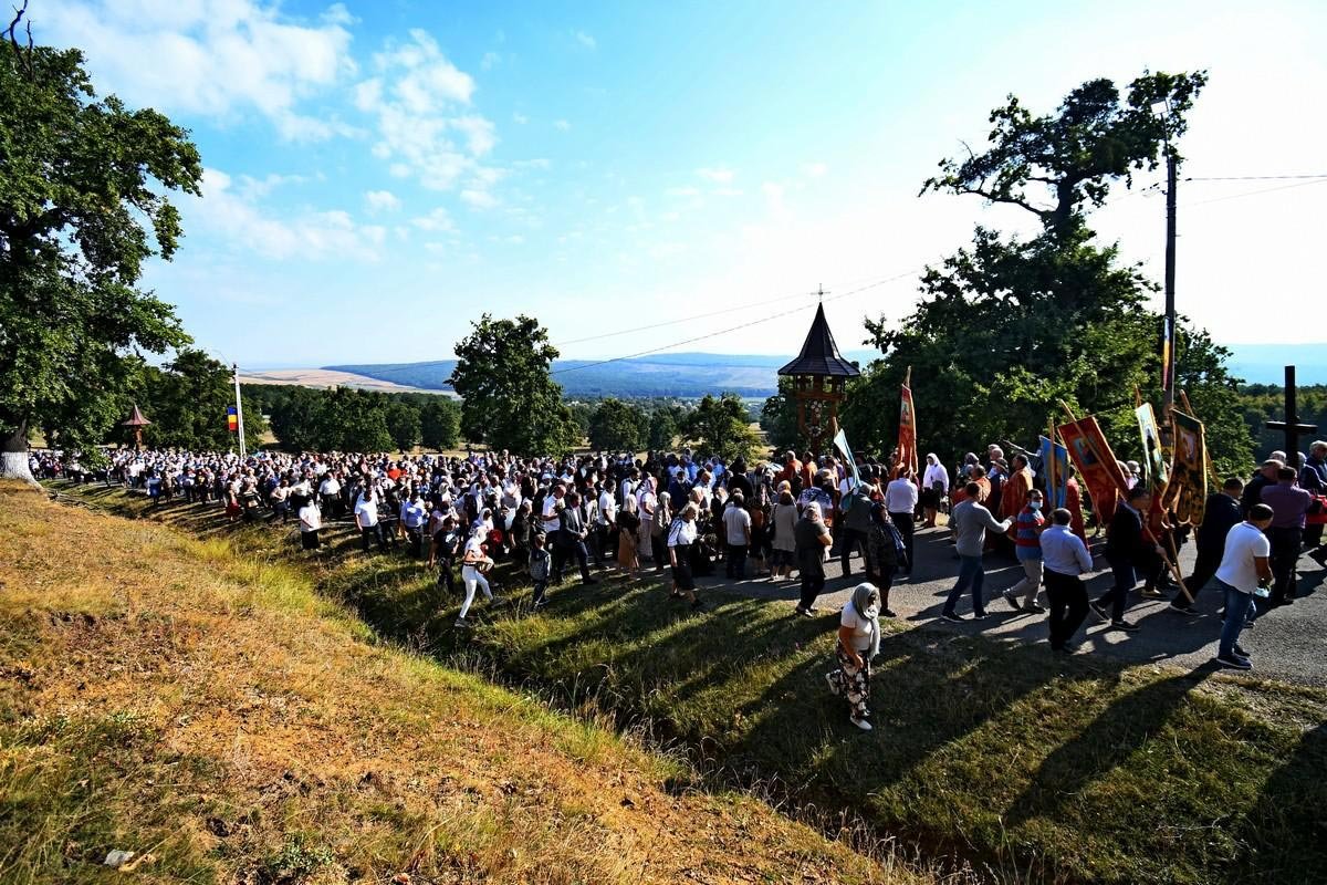 Mii de pelerini pe „Drumul Crucii” de la Mănăstirea Hadâmbu 152667