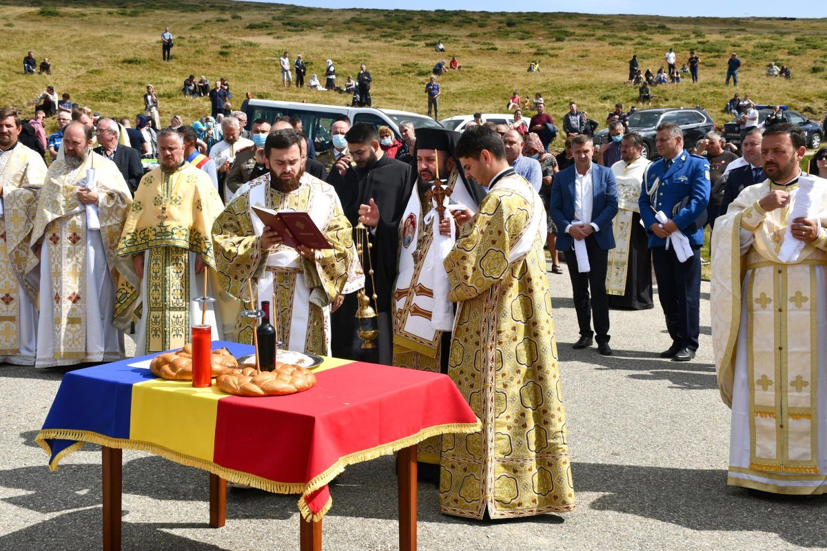 Pelerinaj la crucea de pe Muntele Mic din Caraș-Severin  152728