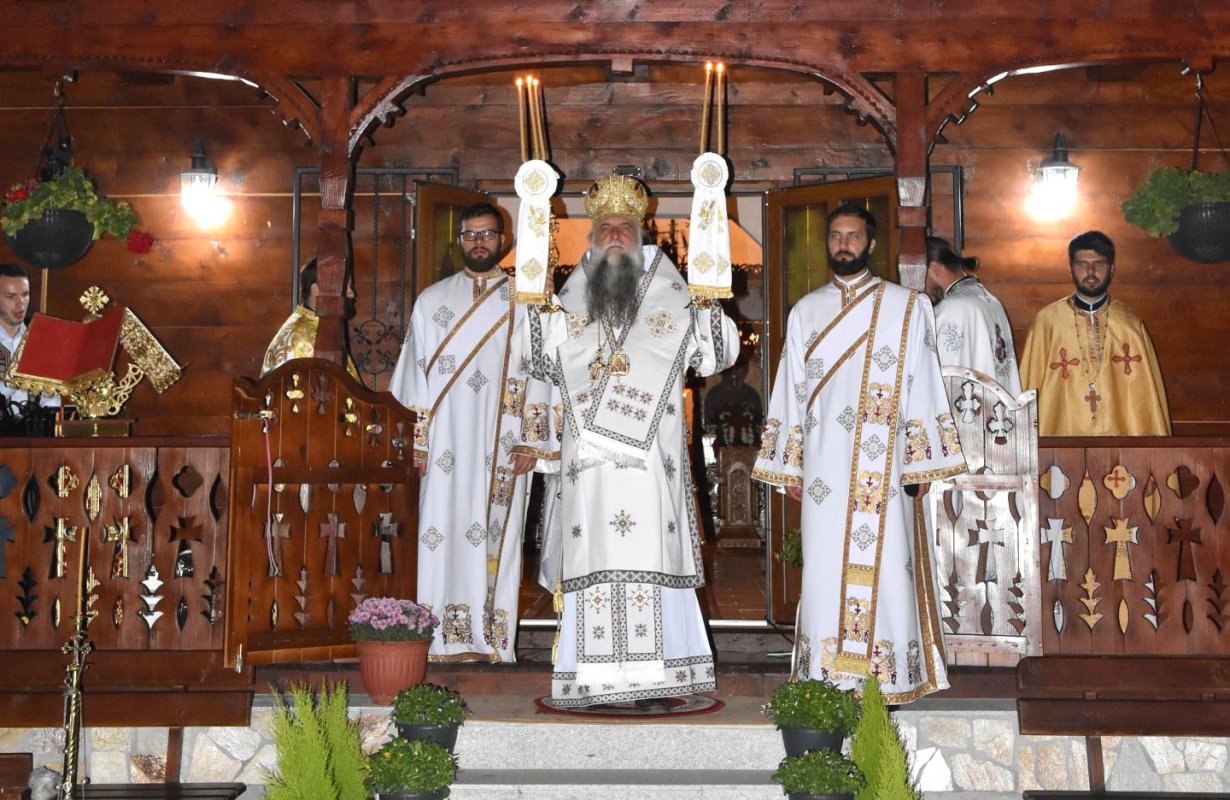 Priveghere și Liturghie de noapte la mănăstirea vâlceană Budești  152730