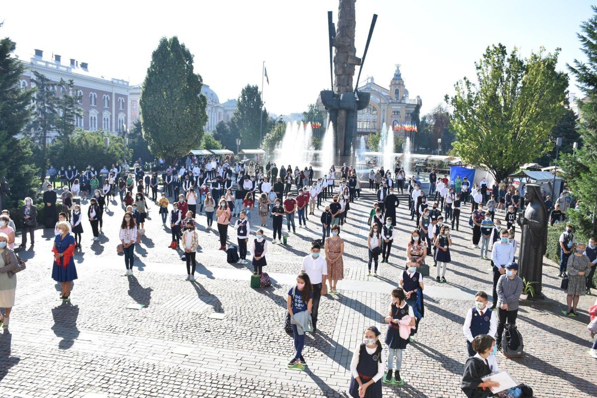 Elevi şi profesori clujeni s-au rugat la Catedrala Mitropolitană la început de an şcolar 152851
