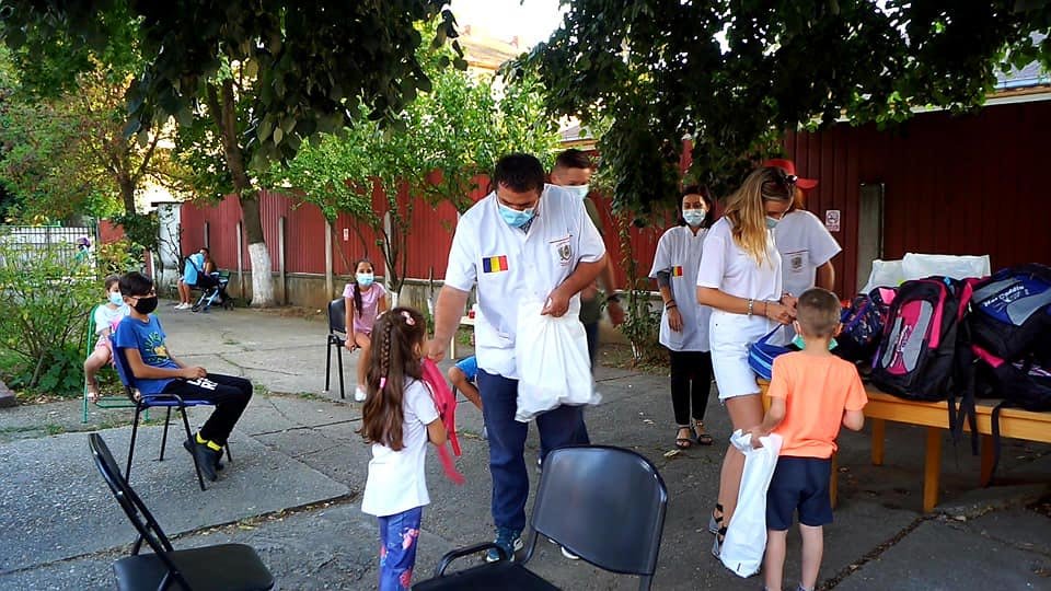 Rechizite oferite elevilor de voluntarii Paraclisului Catedralei Naționale 152830