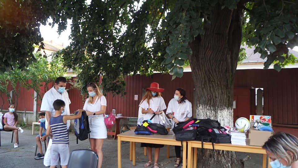 Rechizite oferite elevilor de voluntarii Paraclisului Catedralei Naționale 152831