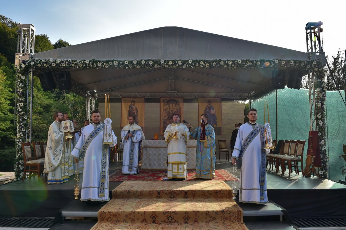Patriarhul României a târnosit noua biserică a Mănăstirii Izbuc 152893